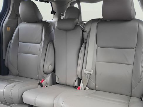 Used 2012 Toyota Sienna XLE FWD image 19
