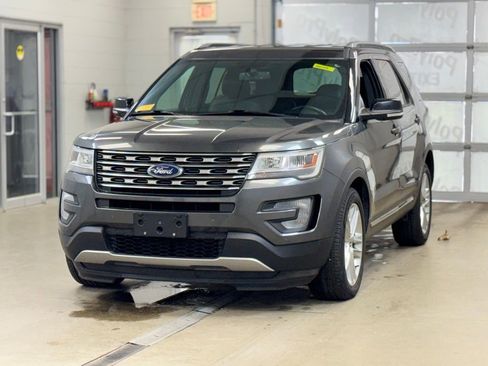 Used 2017 Ford Explorer XLT w/ Equipment Group 202A image 3