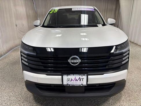 Used 2025 Nissan Kicks SV AWD/4WD image 8