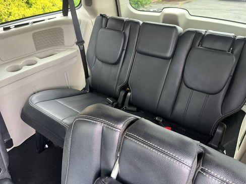 Used 2014 Chrysler Town & Country Touring-L FWD image 24