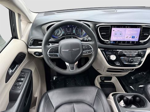 Used 2023 Chrysler Pacifica Touring-L FWD image 20