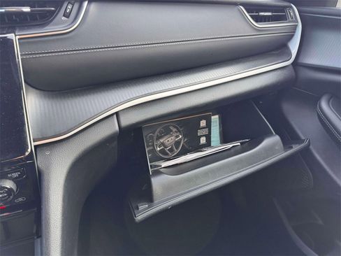 Used 2024 Jeep Grand Cherokee L Laredo image 24