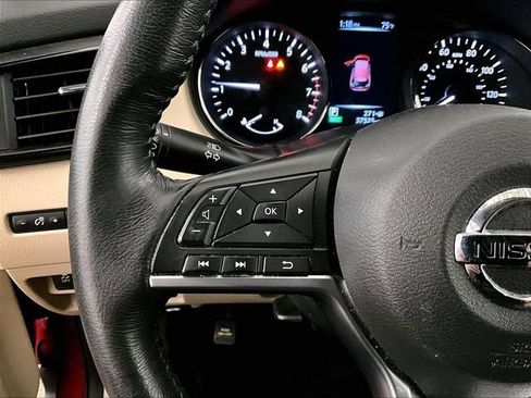 Used 2017 Nissan Rogue SV AWD/4WD image 17