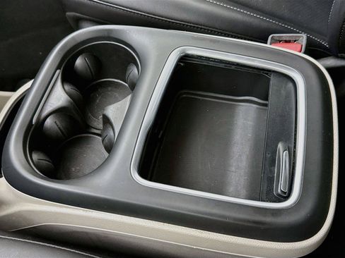 Used 2024 Chrysler Pacifica Touring-L FWD image 11