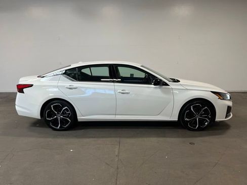 Used 2024 Nissan Altima 2.5 SR FWD image 2