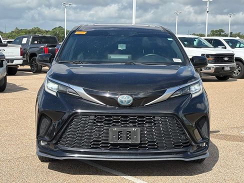 Used 2021 Toyota Sienna XSE FWD image 3