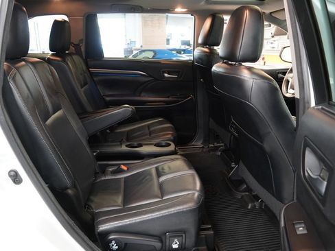 Used 2018 Toyota Highlander SE image 31