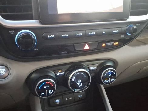 Used 2024 Hyundai Venue SEL image 16