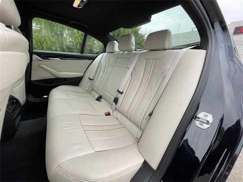 Used 2022 BMW 530e w/ M Sport Package image 20