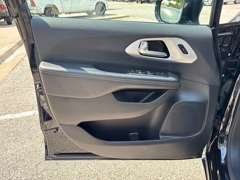 Used 2025 Chrysler Pacifica Limited FWD image 29