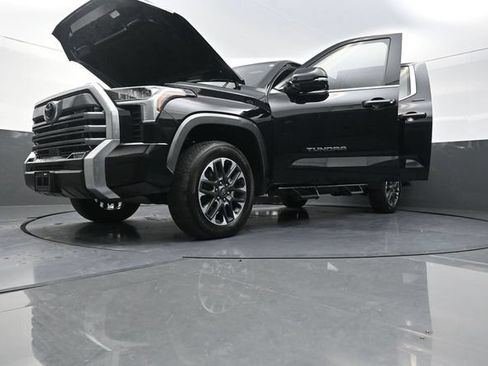 Used 2025 Toyota Tundra Limited AWD/4WD image 32