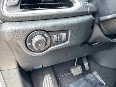 New 2026 Chrysler Pacifica Select FWD image 33