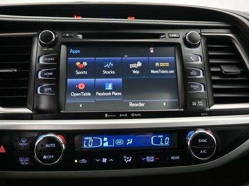 Used 2017 Toyota Highlander XLE AWD/4WD image 17