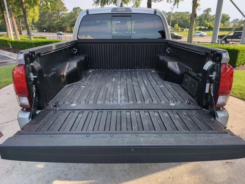 Used 2022 Toyota Tacoma SR5 w/ Technology Package AWD/4WD image 29