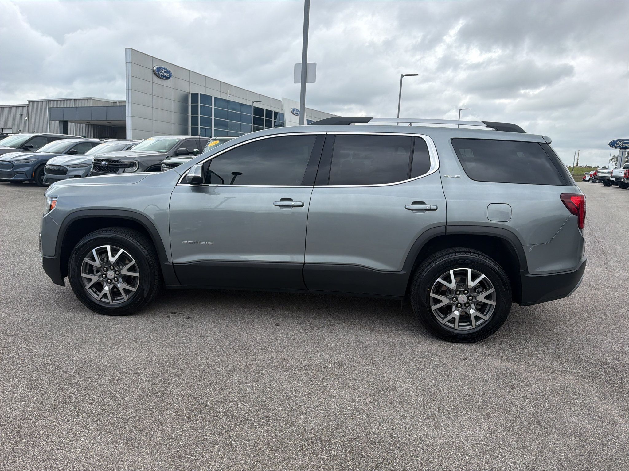 Used 2023 GMC Acadia SLE w/ Driver Convenience Package FWD image 8