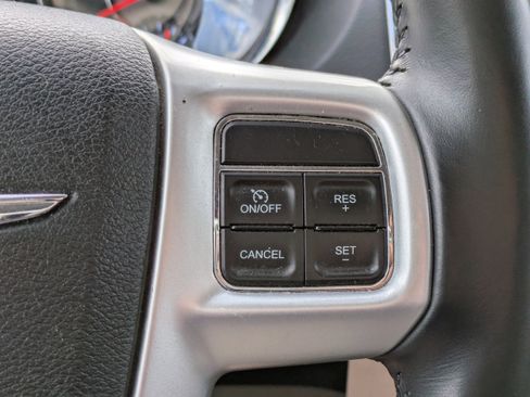 Used 2014 Chrysler Town & Country Touring image 23