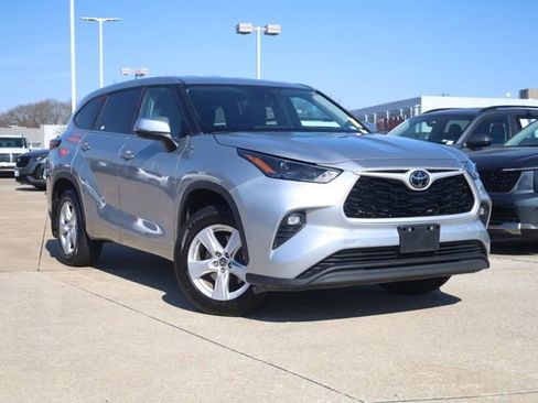 Used 2024 Toyota Highlander LE AWD/4WD image 2