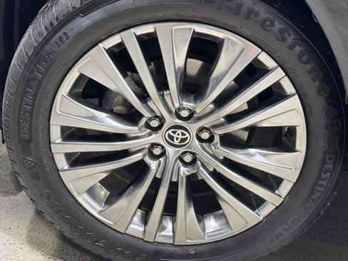 Used 2021 Toyota Venza XLE w/ Softex Package image 7