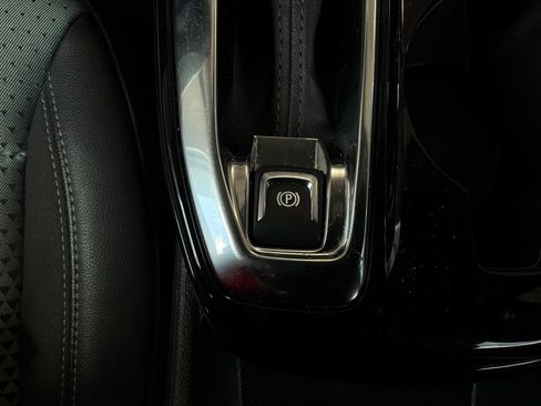 Used 2025 Chevrolet Trax LT w/ LT Convenience Package FWD image 21