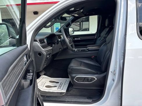 Used 2024 Jeep Wagoneer Series II w/ Flexible Seating Group AWD/4WD image 17