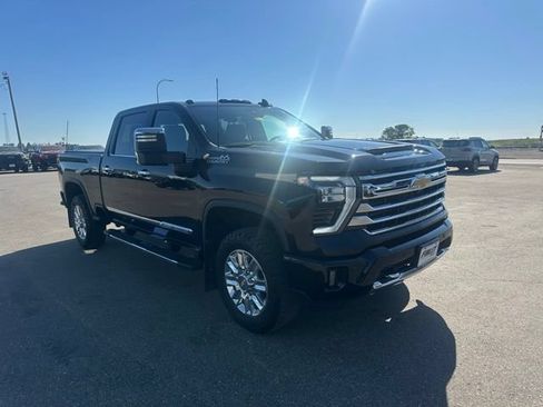 Used 2025 Chevrolet Silverado 2500 High Country w/ Technology Package AWD/4WD image 4