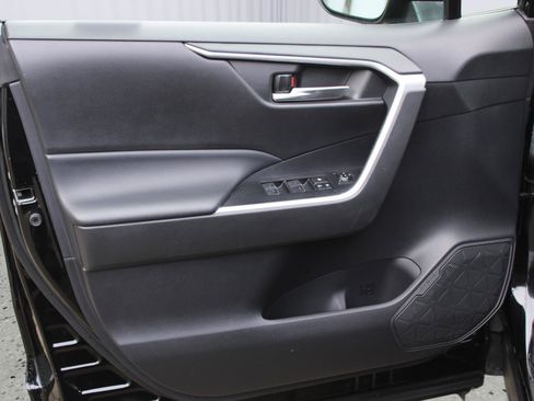 Used 2022 Toyota RAV4 SE image 43