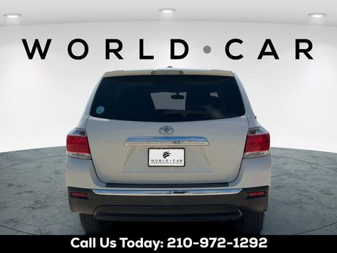 Used 2012 Toyota Highlander FWD w/ Tow Pkg image 4