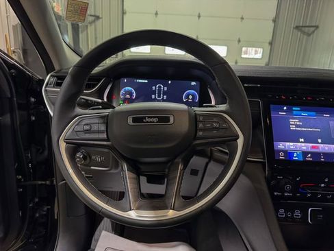 Used 2023 Jeep Grand Cherokee L Limited w/ Black Appearance Package AWD/4WD image 13