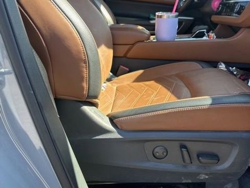 Used 2023 Nissan Pathfinder Platinum image 11