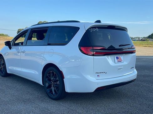 New 2025 Chrysler Pacifica Limited image 5