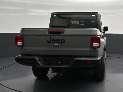 Used 2022 Jeep Gladiator Sport AWD/4WD image 2