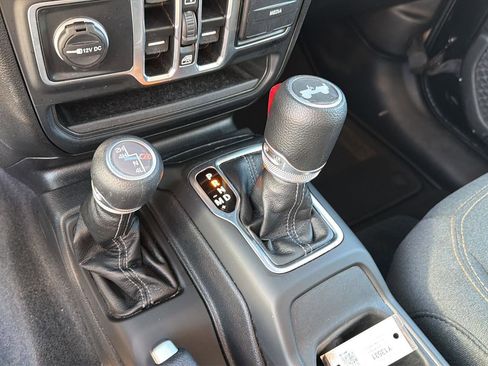 Used 2025 Jeep Wrangler Unlimited Sahara AWD/4WD image 27