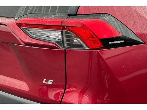 Used 2021 Toyota RAV4 LE FWD image 7