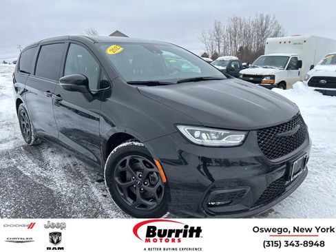 Used 2023 Chrysler Pacifica Touring-L w/ Uconnect Theater Family Group image 1