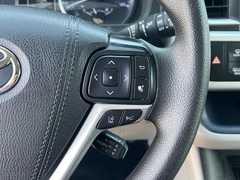 Used 2019 Toyota Highlander LE AWD/4WD image 31