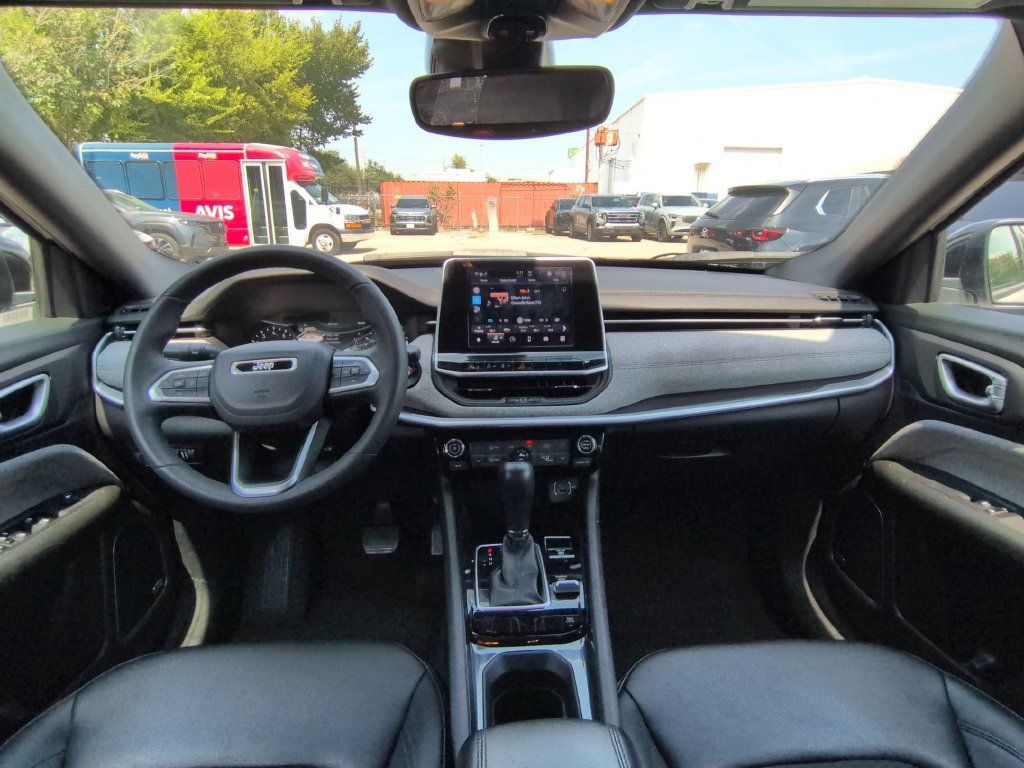 Used 2025 Jeep Compass Latitude w/ Sun & Sound Group AWD/4WD image 25