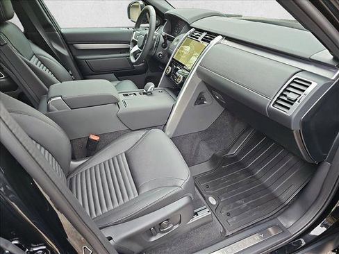 Certified 2024 Land Rover Discovery Dynamic SE image 5