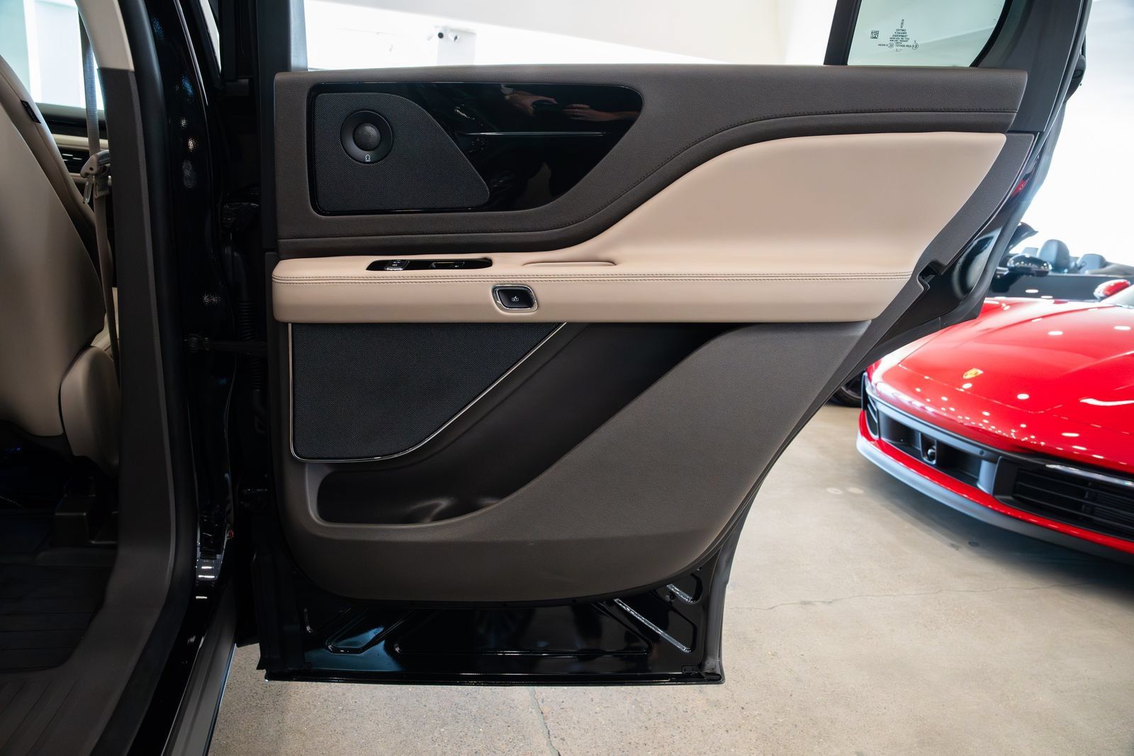 Used 2022 Lincoln Aviator Reserve RWD image 23