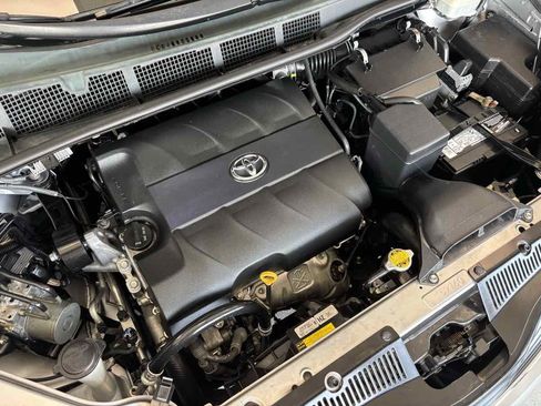 Used 2011 Toyota Sienna LE FWD image 30