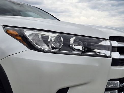 Used 2019 Toyota Highlander Limited FWD image 4