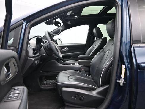 Used 2023 Chrysler Pacifica Limited w/ S Appearance Package FWD image 21