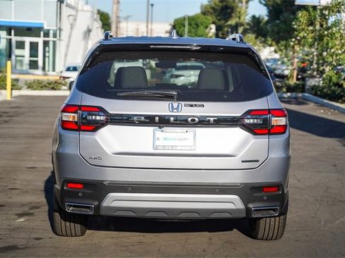 New 2025 Honda Pilot Touring image 6