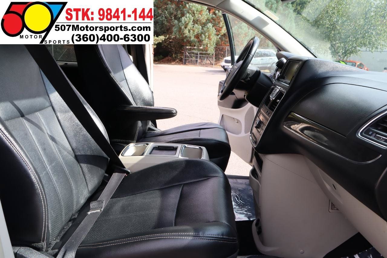 Used 2014 Chrysler Town & Country Touring-L FWD image 19