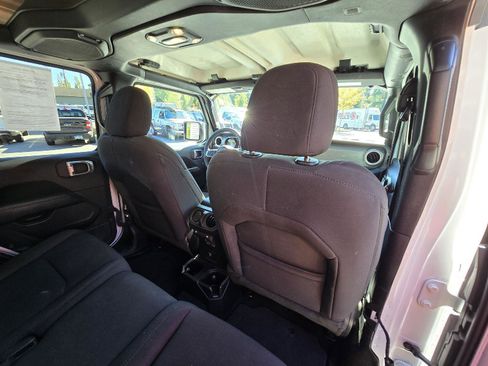 Used 2023 Jeep Gladiator Overland image 16