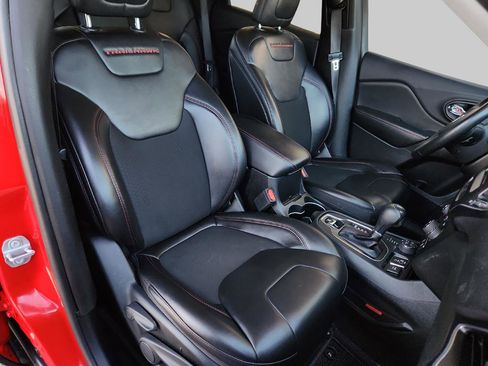 Used 2019 Jeep Cherokee Trailhawk w/ Cold Weather Group image 32