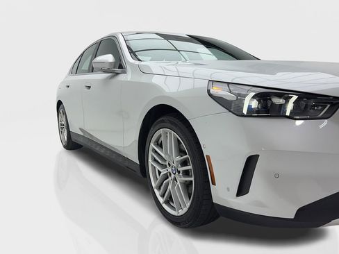 Used 2025 BMW 530i image 2