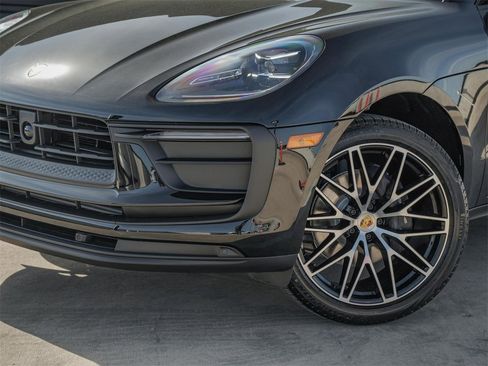 Certified 2025 Porsche Macan image 7