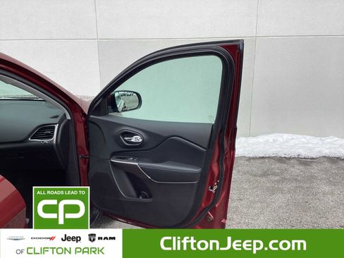 Certified 2020 Jeep Cherokee Latitude Plus w/ Cold Weather Group image 11