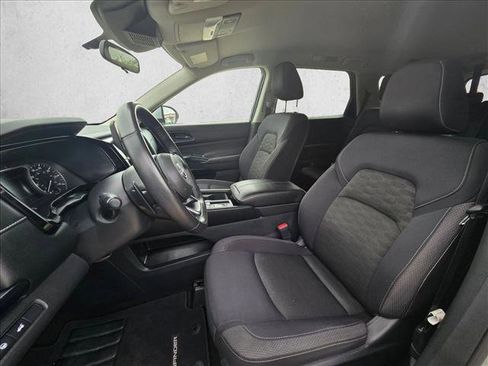Used 2025 Nissan Pathfinder SV FWD image 15