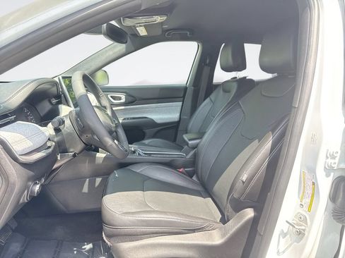 Used 2023 Jeep Compass Latitude AWD/4WD image 13